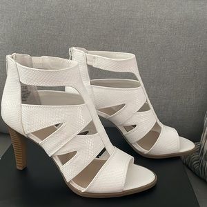 Simply vera, Vera Wang white sandals. Size 8,5 new in box.